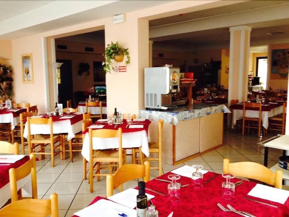 Hotel Santa Martina Villamarina Buitenkant foto